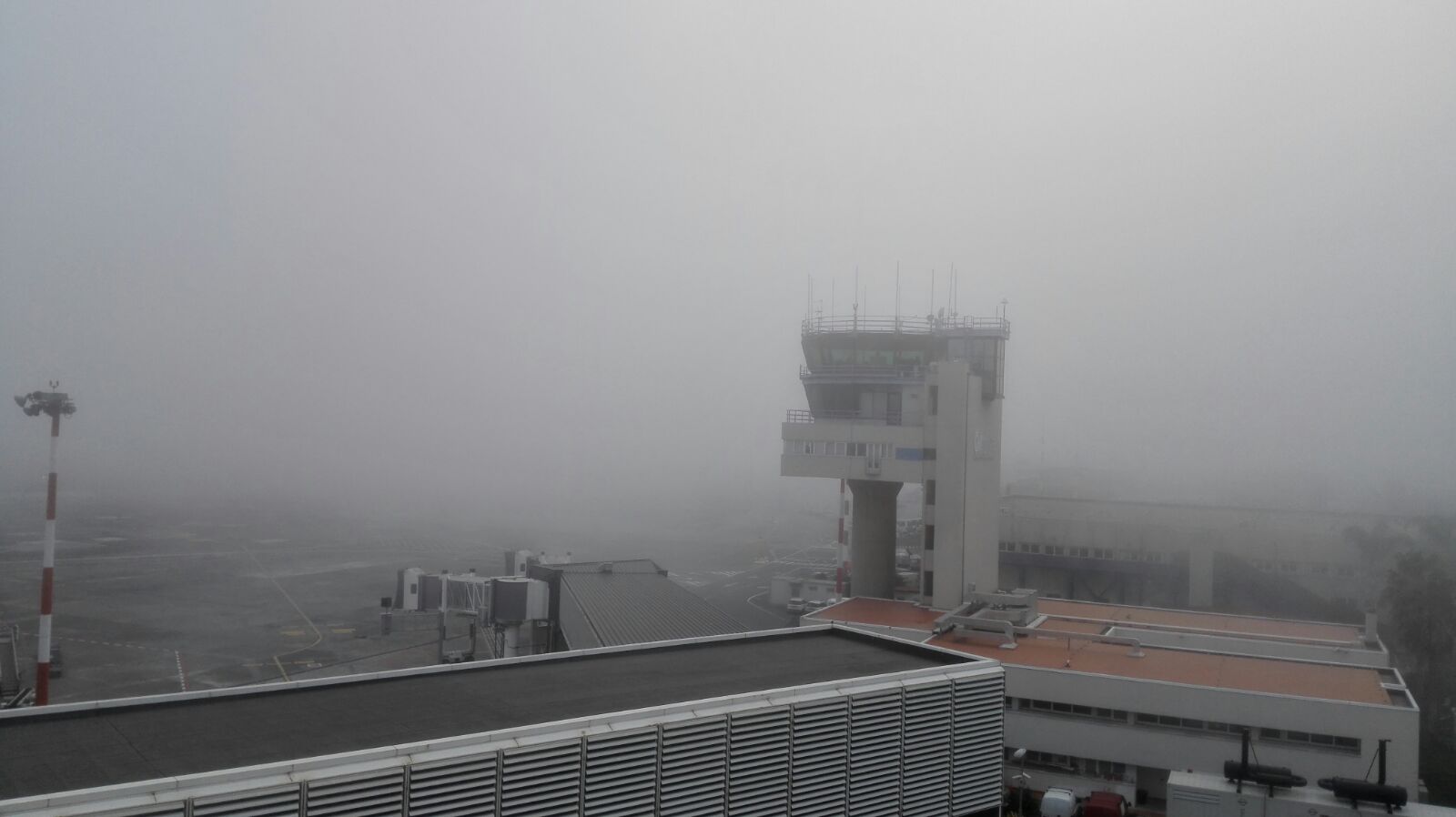 Scalo chiuso per nebbia. Voli dirottati a Palermo e Comiso